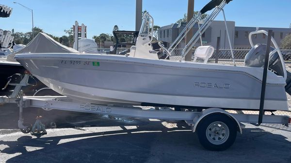 Robalo R160 Center Console