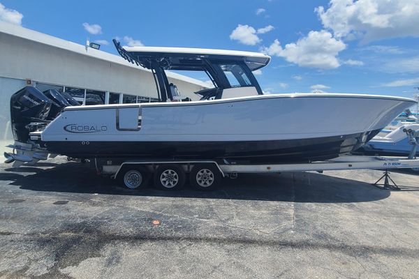 Robalo R360 - main image