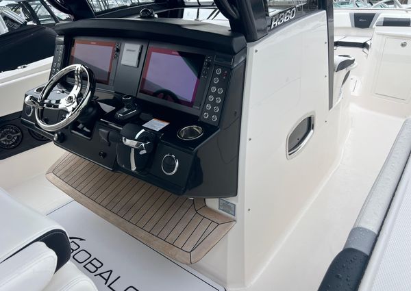 Robalo R360 image