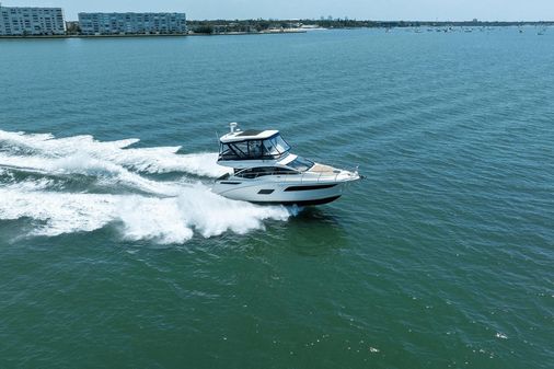 Sea Ray 400 Fly image