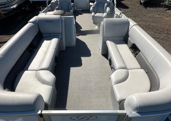 Bentley-pontoons 24-LEGACY image