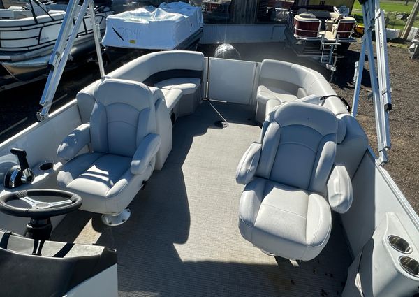 Bentley-pontoons 24-LEGACY image