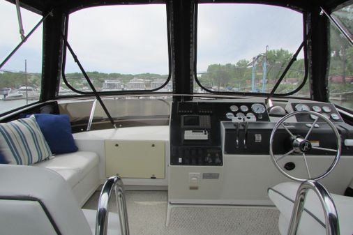 Carver 325-AFT-COCKPIT-MOTORYACHT image