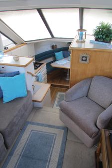 Carver 325 Aft Cabin image