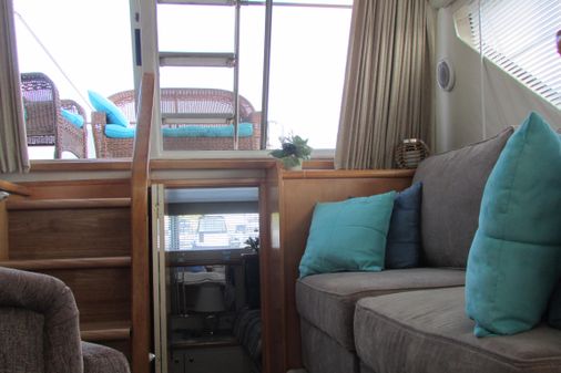 Carver 325 Aft Cabin image