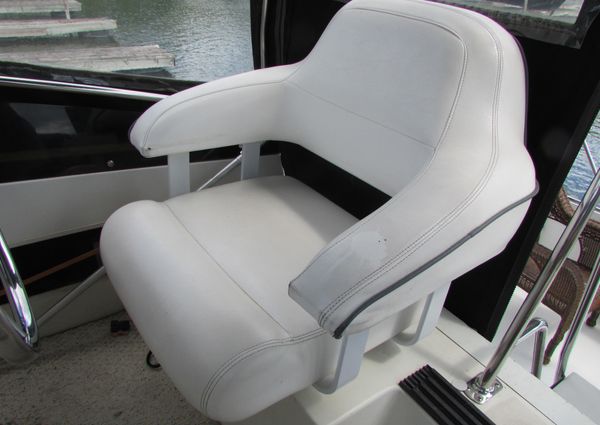 Carver 325-AFT-COCKPIT-MOTORYACHT image