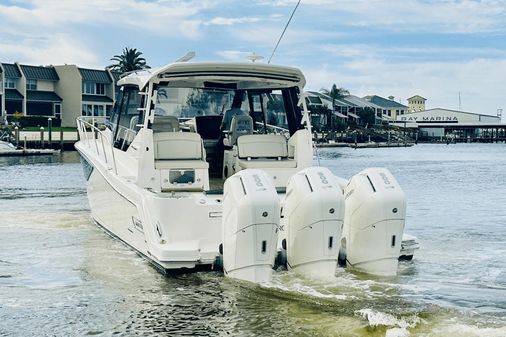 Boston Whaler 405 Conquest image