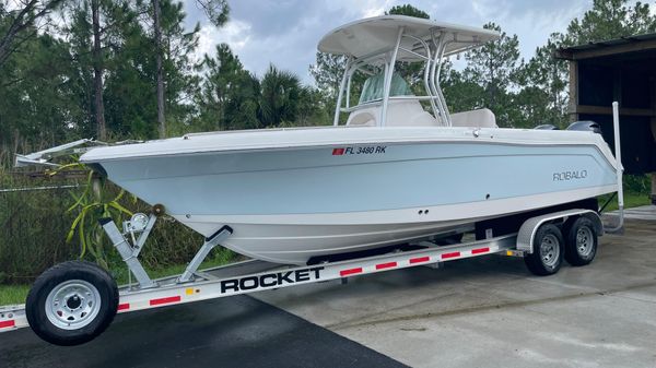 Robalo R260 Center Console 