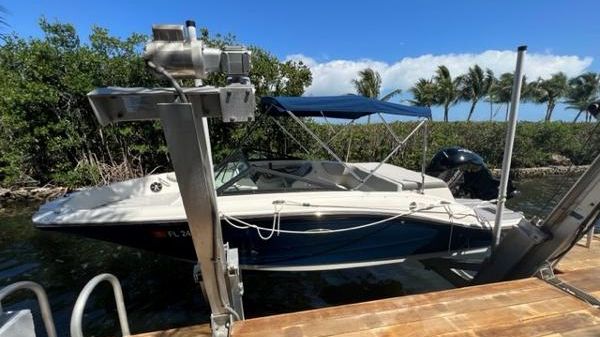 Sea Ray 19SPX Outboard 