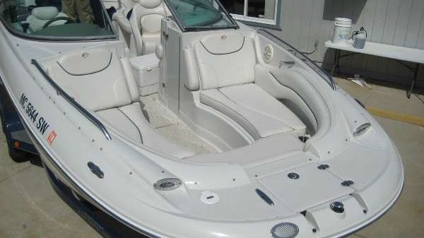 Crownline 24 FT. DECK BOAT WHEAD 