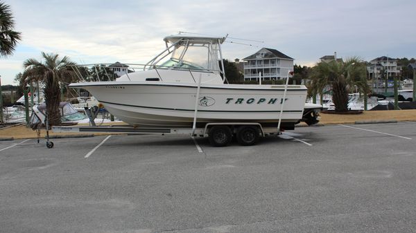 Bayliner 2352 Trophy Walkaround 