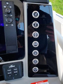 Robalo R242 Center Console image