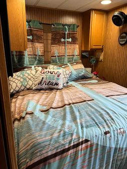Houseboat HOUSEBOAT image
