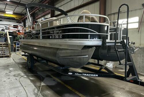Sun Tracker Fishin' Barge 20 DLX