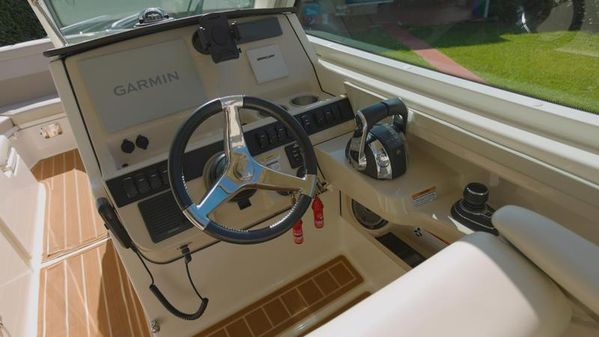 Boston Whaler 280 Vantage image