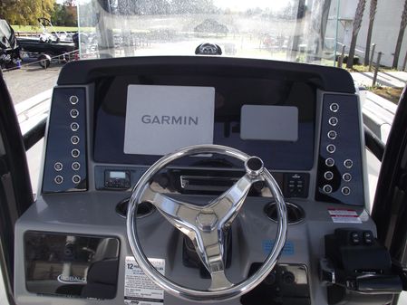 Robalo R242-CENTER-CONSOLE image