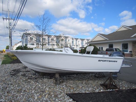 Sportsman Island Reef 17 Center Console - main image
