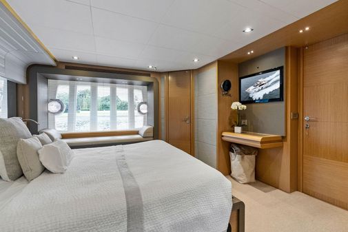 Ferretti Yachts 800 image