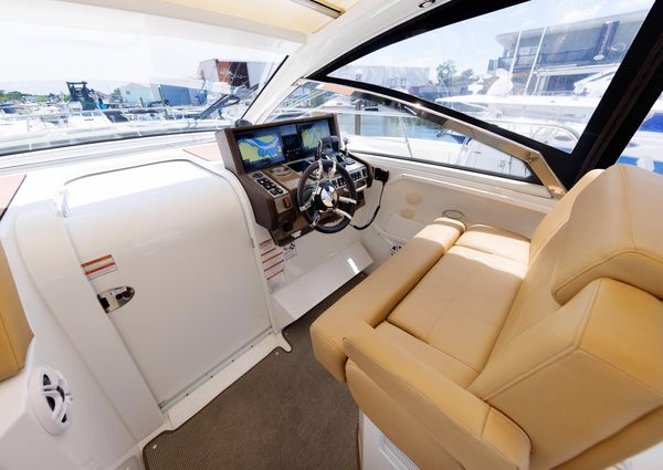 Cruisers Yachts 390 Express Coupe image