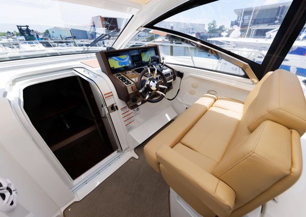 Cruisers Yachts 390 Express Coupe image