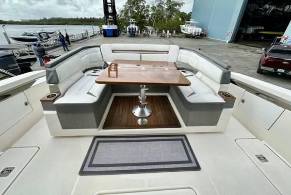 Tiara Yachts 38 LS image