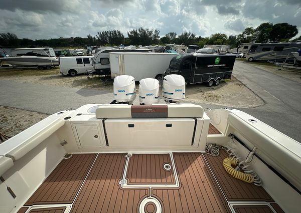 Cobia 350-CENTER-CONSOLE image