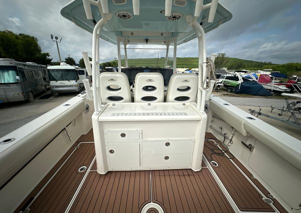 Cobia 350-CENTER-CONSOLE image