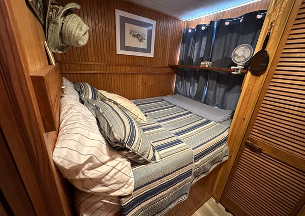 Stardust-cruisers HOUSEBOAT image