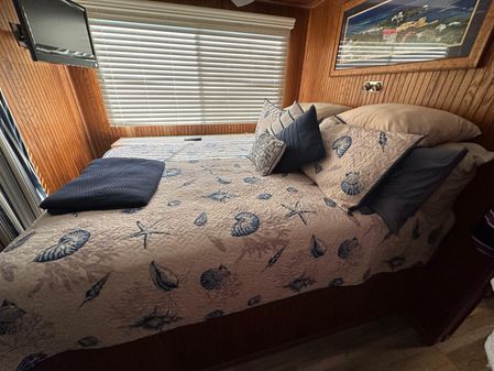 Stardust-cruisers HOUSEBOAT image