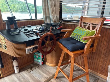 Stardust-cruisers HOUSEBOAT image