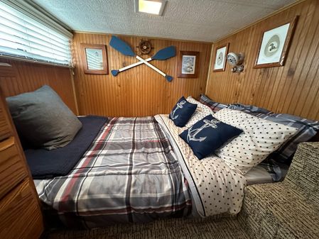 Stardust-cruisers HOUSEBOAT image