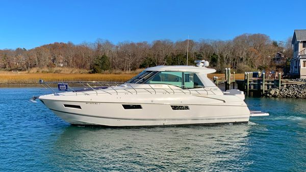 Cruisers Yachts 48 Cantius