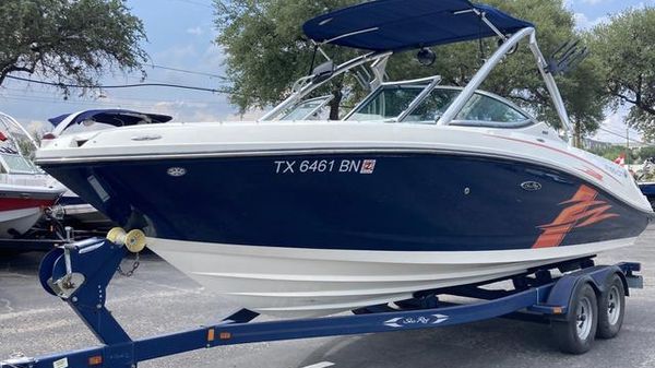 Sea Ray 230 SLX 