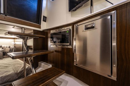 Cruisers Yachts 38 GLS image