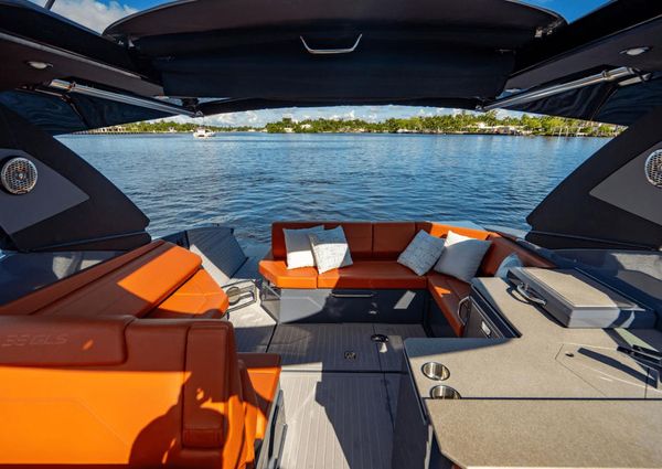 Cruisers Yachts 38 GLS image