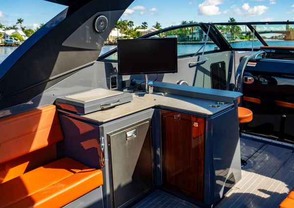 Cruisers Yachts 38 GLS image