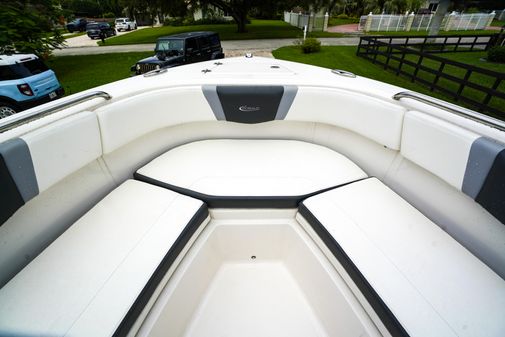 Robalo R230 Center Console image