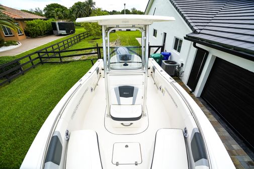 Robalo R230 Center Console image