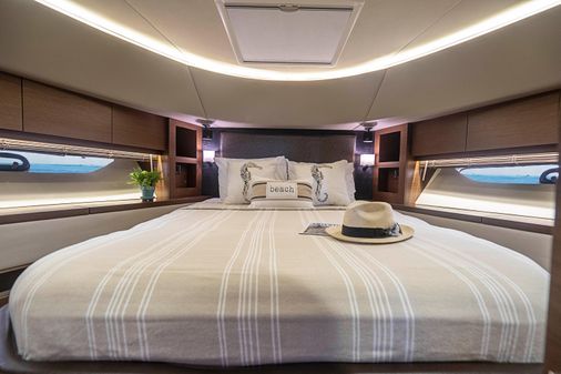 Sea Ray L650 Flybridge image