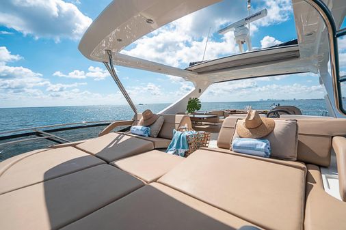 Sea Ray L650 Flybridge image