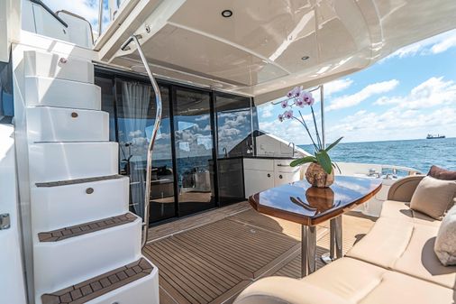 Sea Ray L650 Flybridge image