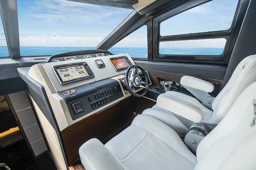 Sea Ray L650 Flybridge image