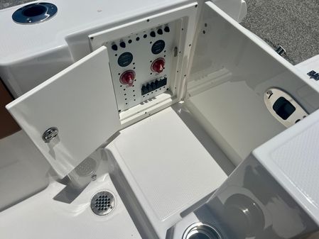 Robalo R270 image