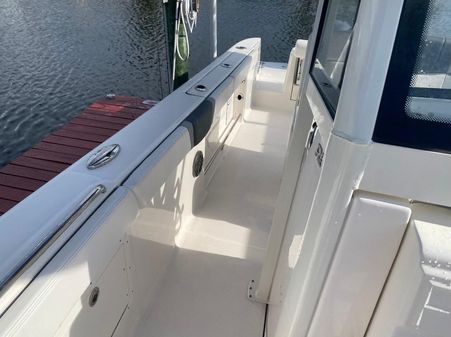 Robalo R272 Center Console image