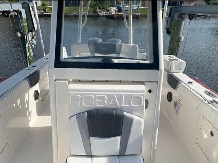 Robalo R272 Center Console image