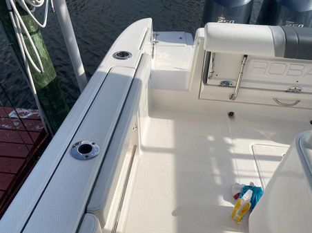 Robalo R272 Center Console image