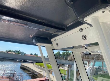 Robalo R272 Center Console image