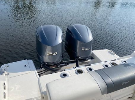 Robalo R272 Center Console image