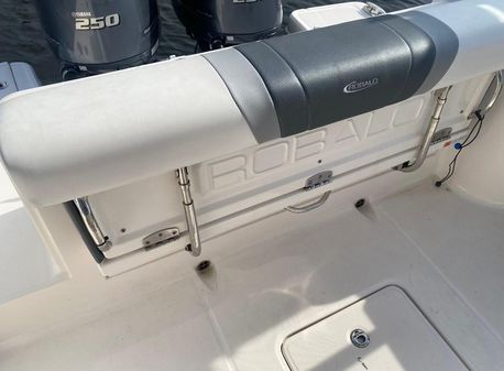 Robalo R272 Center Console image