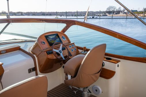 Hinckley Talaria 29 Runabout image